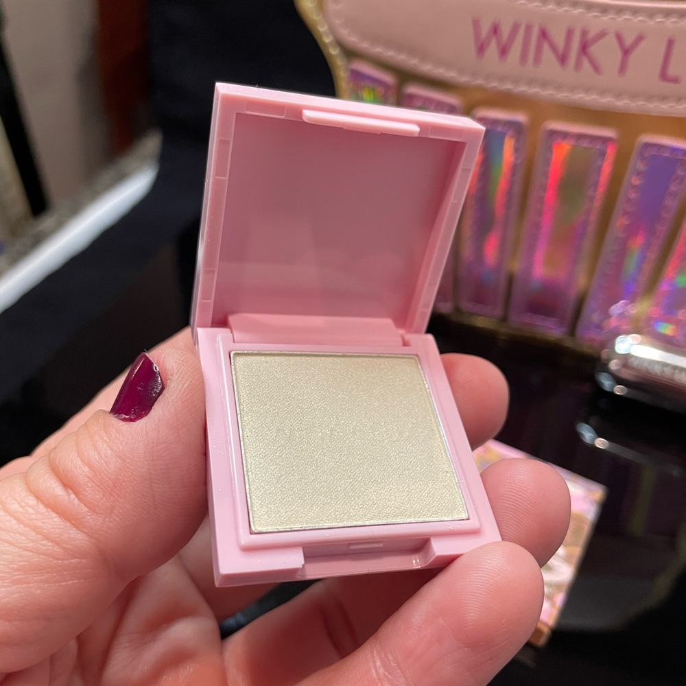 WINKY LUX Lipstick Duo, Highlighter and Eyeshadow with Cupcake Cosmetic Bag - Picture 5 of 8